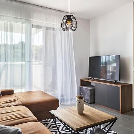 Amazing Apartment In Premantura With Kitchen Екстериор снимка