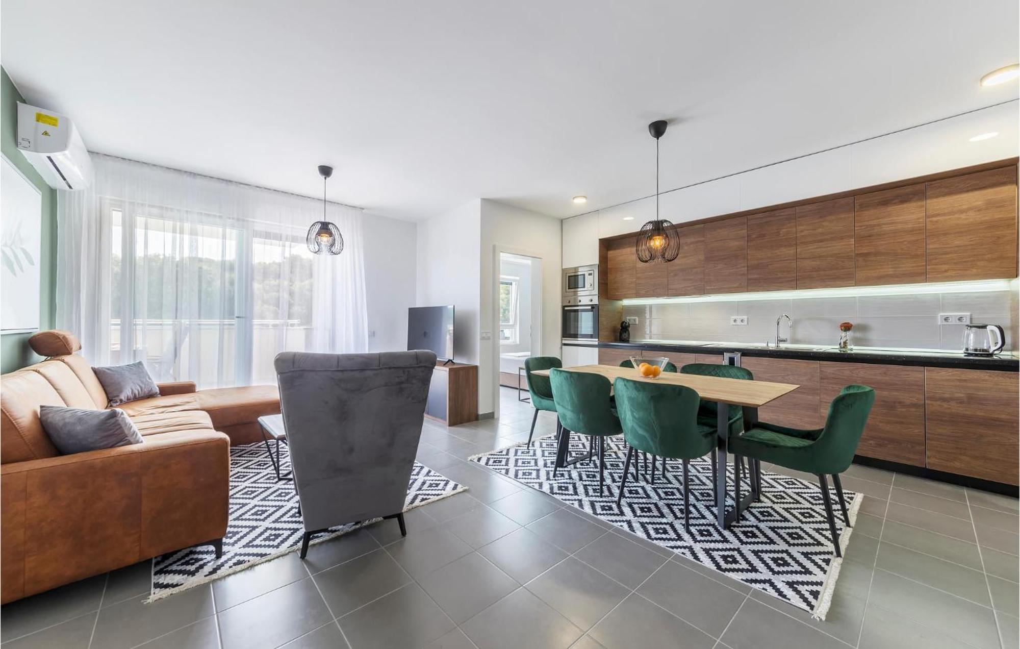 Amazing Apartment In Premantura With Kitchen Екстериор снимка