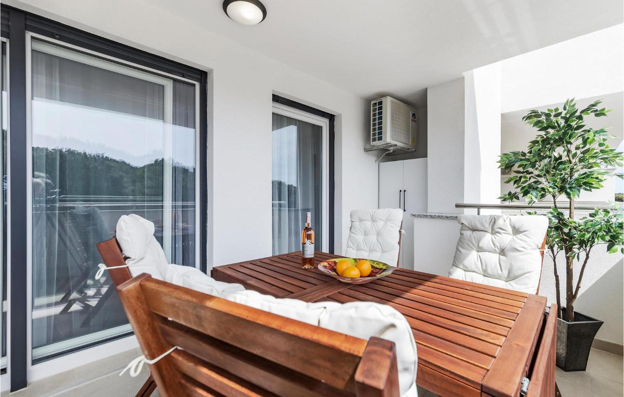Amazing Apartment In Premantura With Kitchen Екстериор снимка