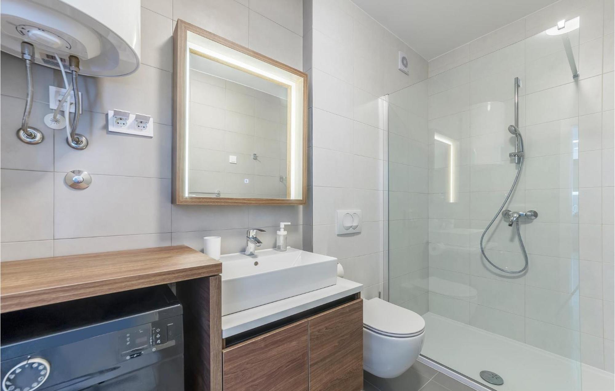 Amazing Apartment In Premantura With Kitchen Екстериор снимка